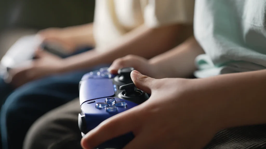 Manette de jeu dans les mains