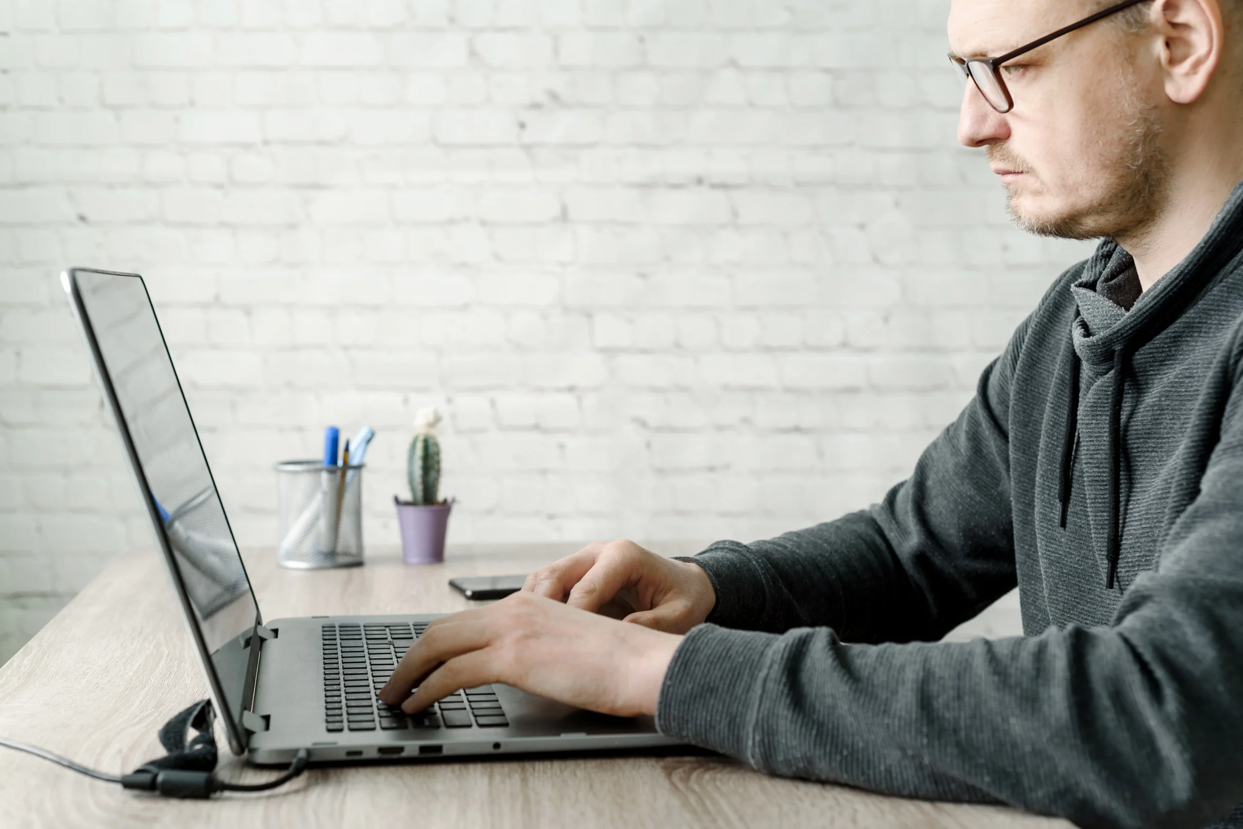Homme sur son laptop