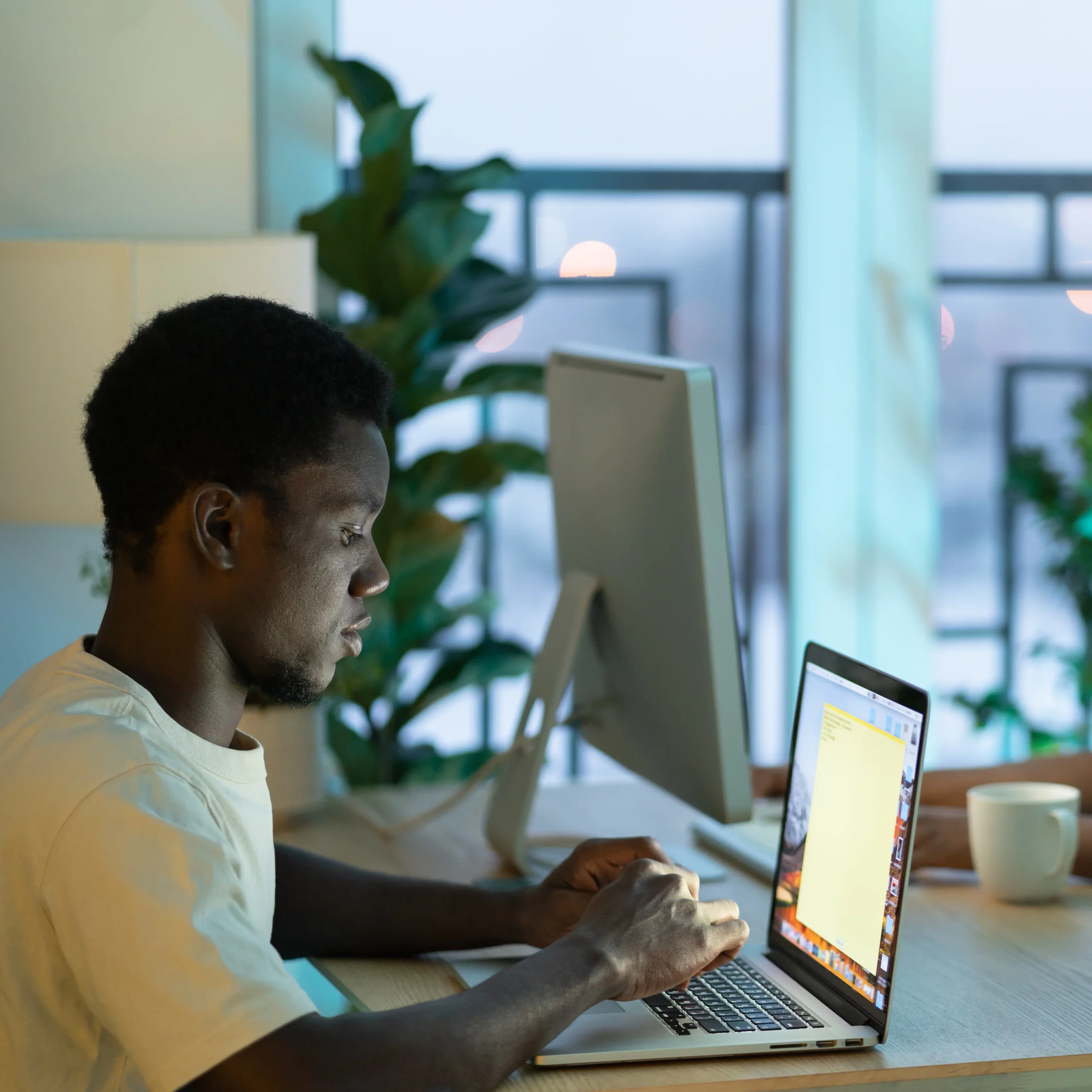 Jeune homme travaillant sur son ordinateur