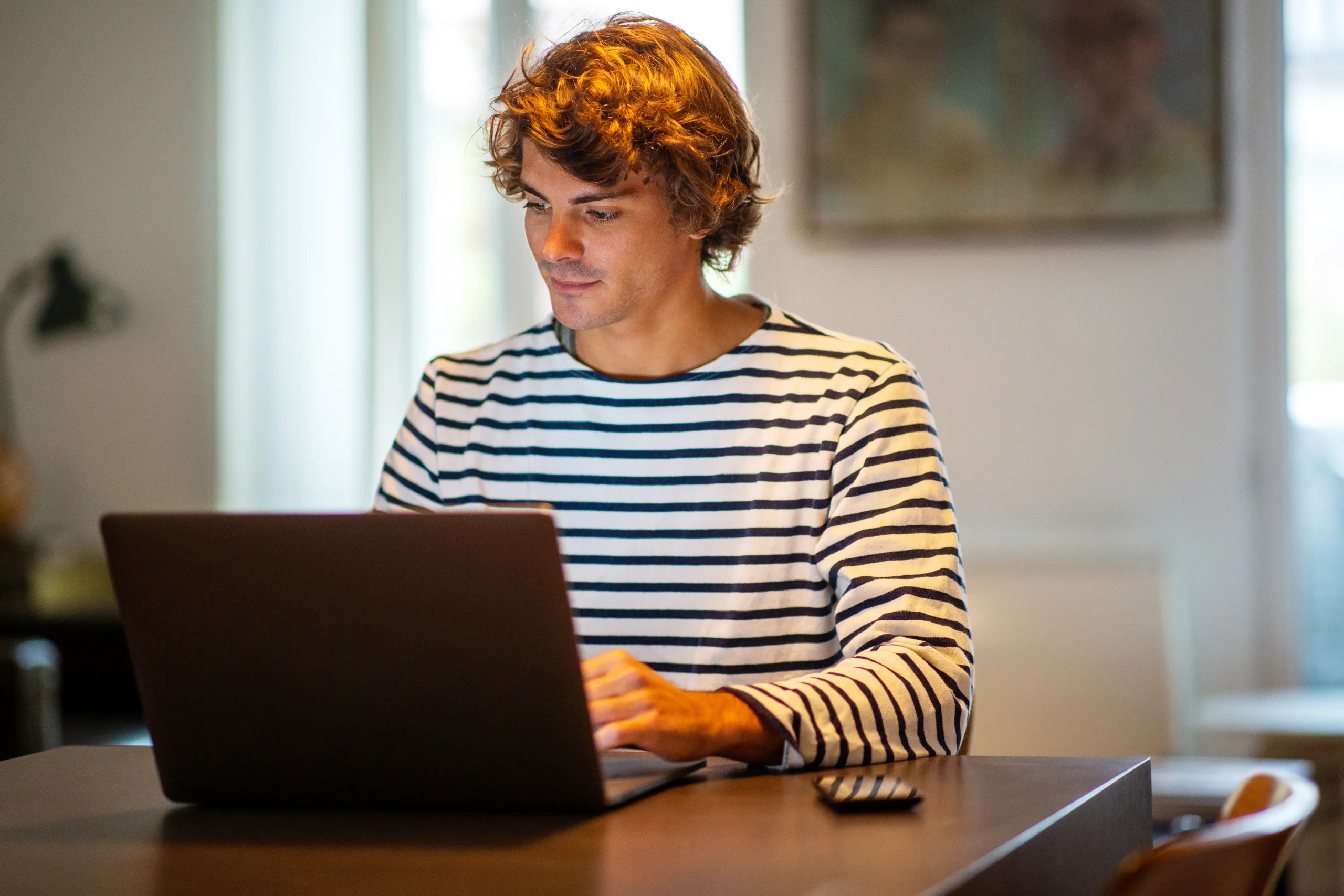 Jeune homme essayant de nettoyer son PC