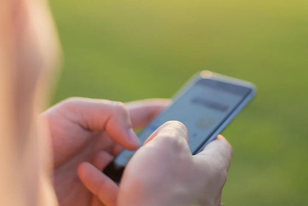 personne manipulant son téléphone